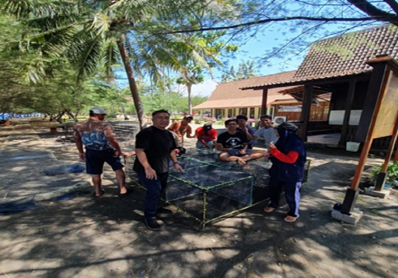 Doktor Mengabdi UB Aplikasikan Teknologi Underwater Lobster Apartment Dalam Budidaya Lobster