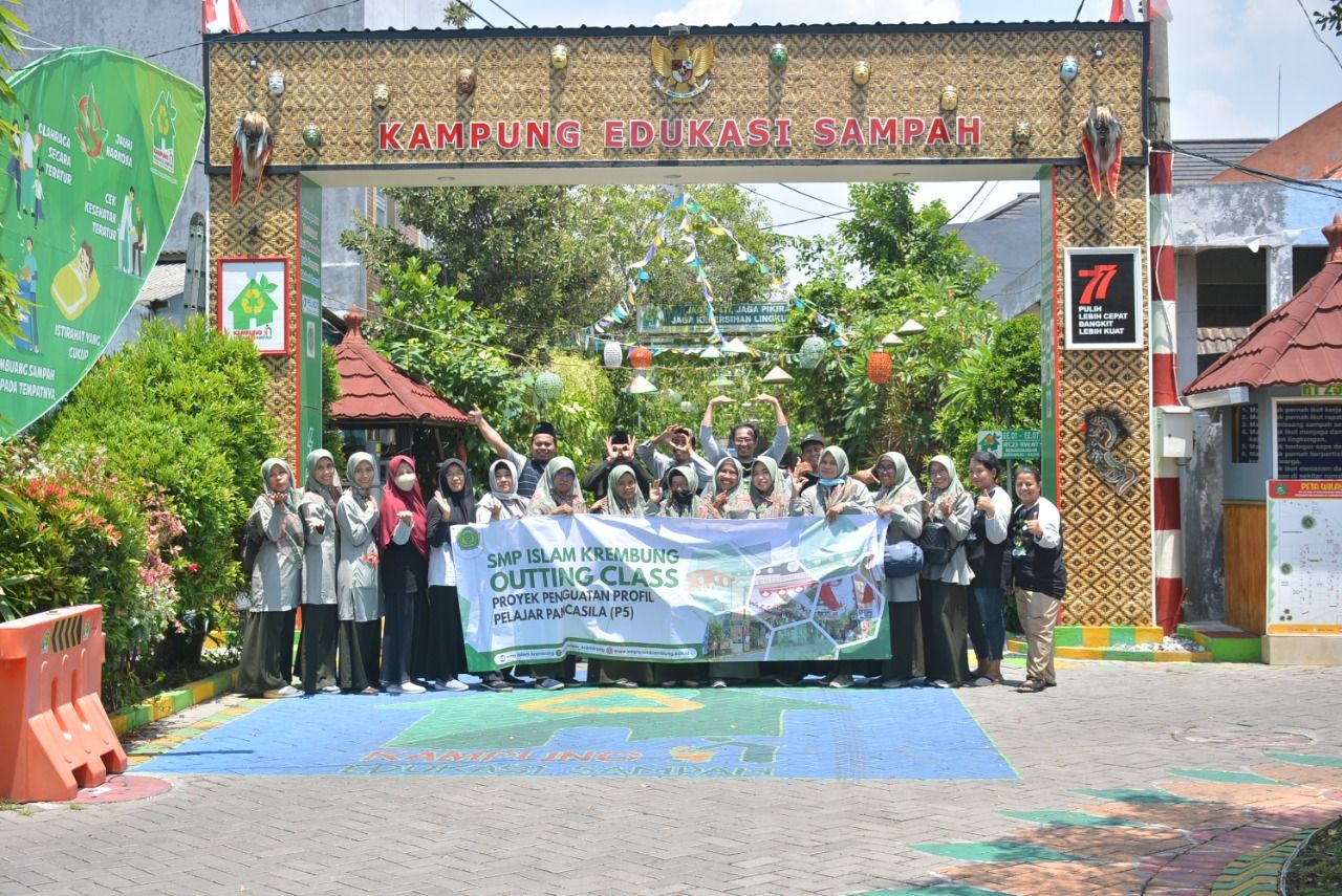  Siswa SMP Islam Krembung Sidoarjo Ajak Outing Class di Kampung Edukasi Sampah.Sabtu (1/10/2022)