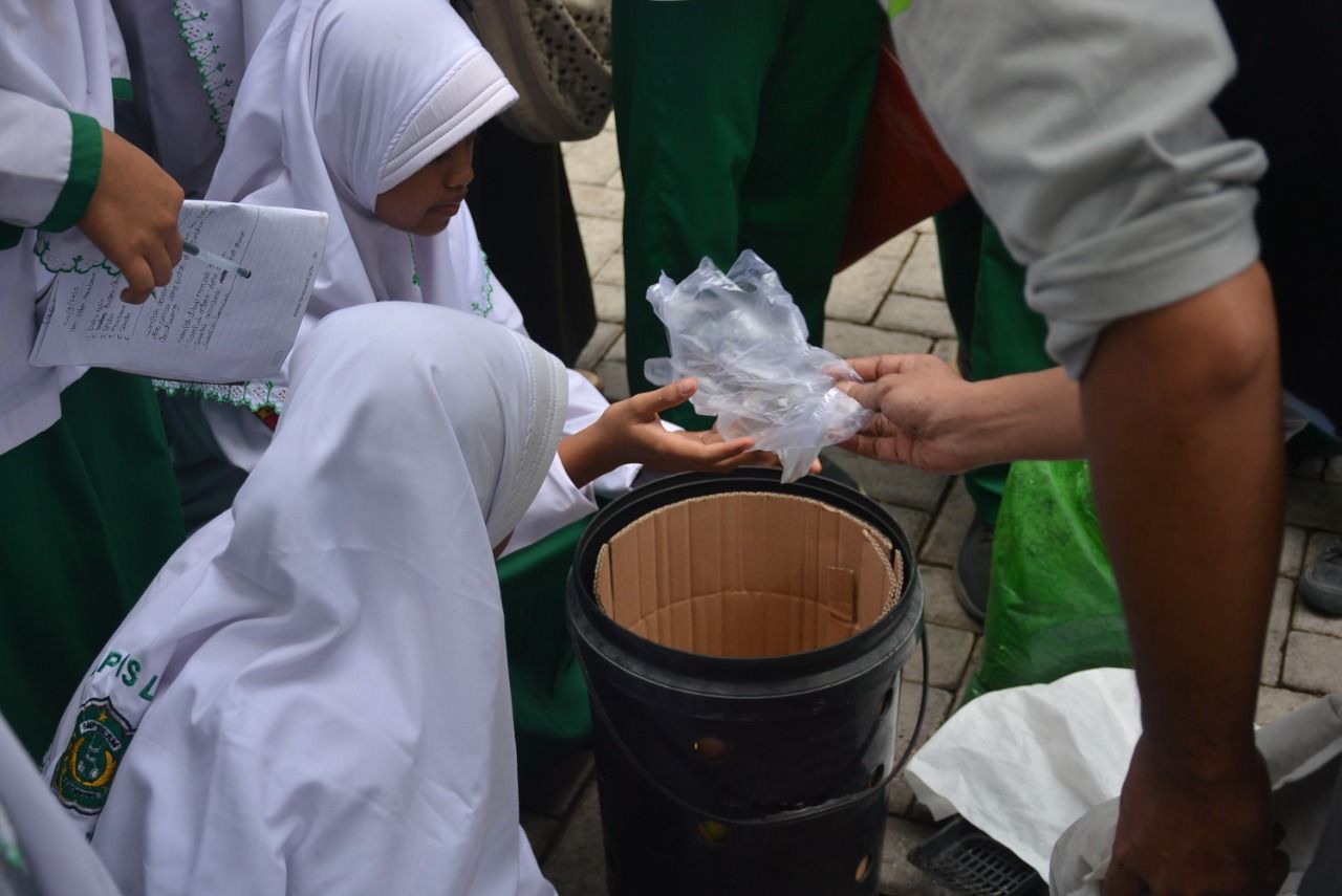 outing class Proyek Penguatan Profil Pelajar Pancasila (P5) dan memberikan pengalaman langsung bagi siswa untuk mendapatkan ilmu tentang proses pemilahan, pengolahan dan pemanfaatan sampah di Kampung Edukasi Sampah di Kelurahan Sekardangan, Sidoarjo.