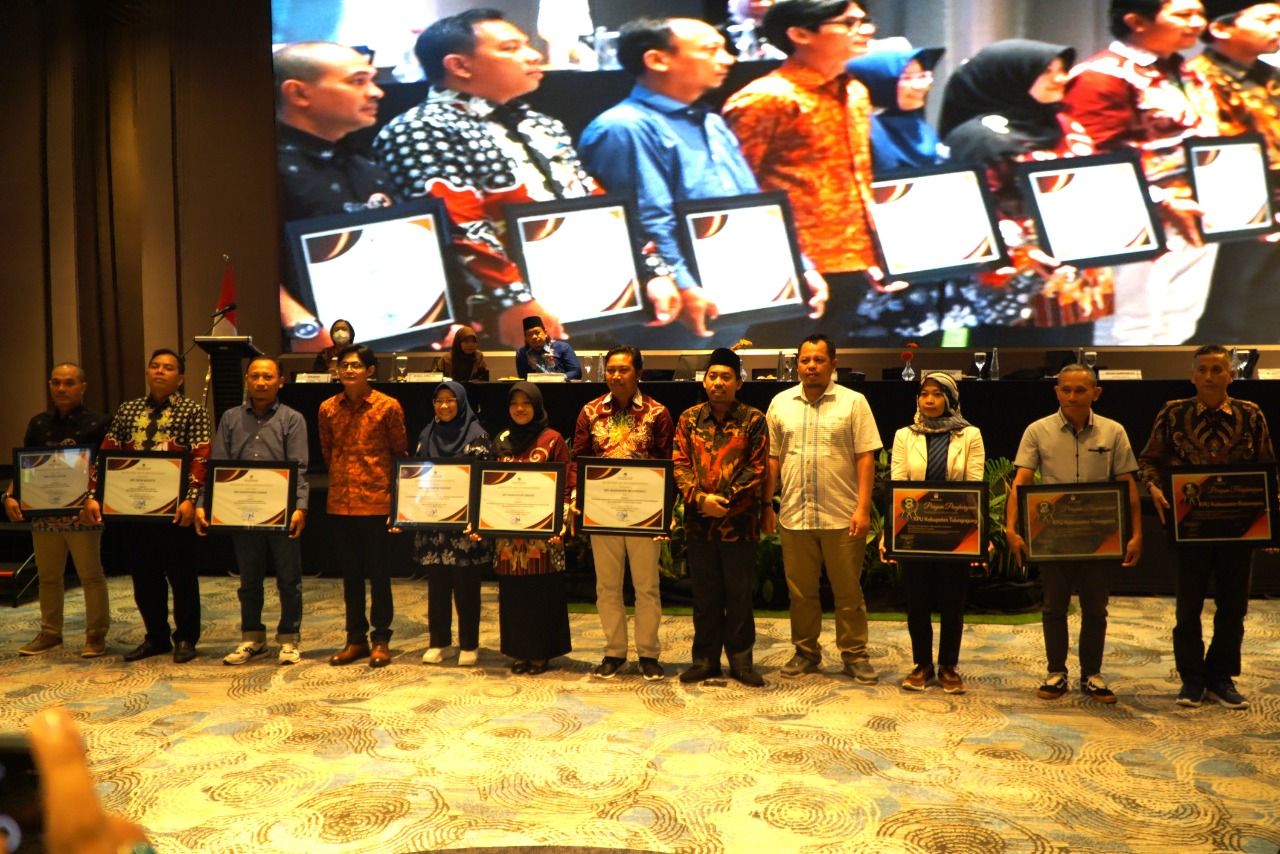 KPU Jatim juga menyerahkan beberapa kategori penghargaan kepada KPU Kabupaten/Kota.