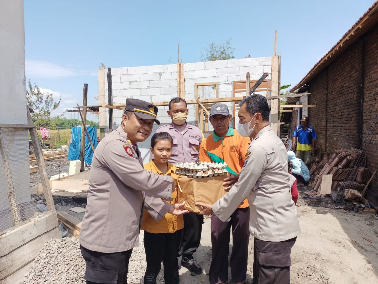 Polisi Galang Dana Bantu Perbaikan Rumah yang Terbakar Milik Buruh Tani di Nganjuk