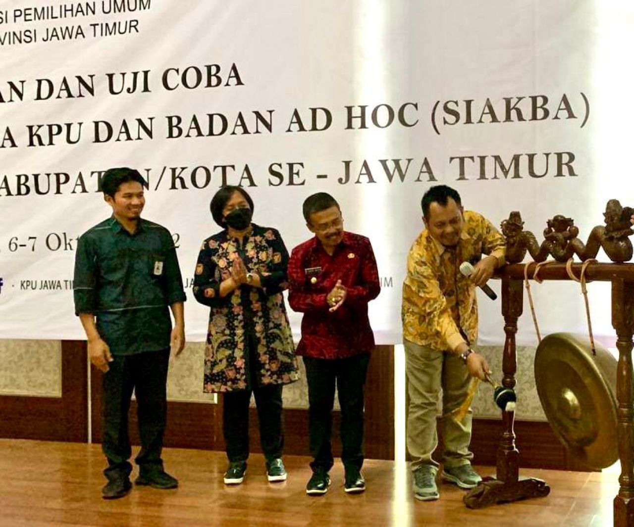 Choirul Anam saat membuka acara Pelatihan dan Uji Coba SIAKBA KPU Provinsi dan KPU Kabupaten/Kota se Jawa Timur pada Kamis, 6 Oktober 2022 di Kota Batu.