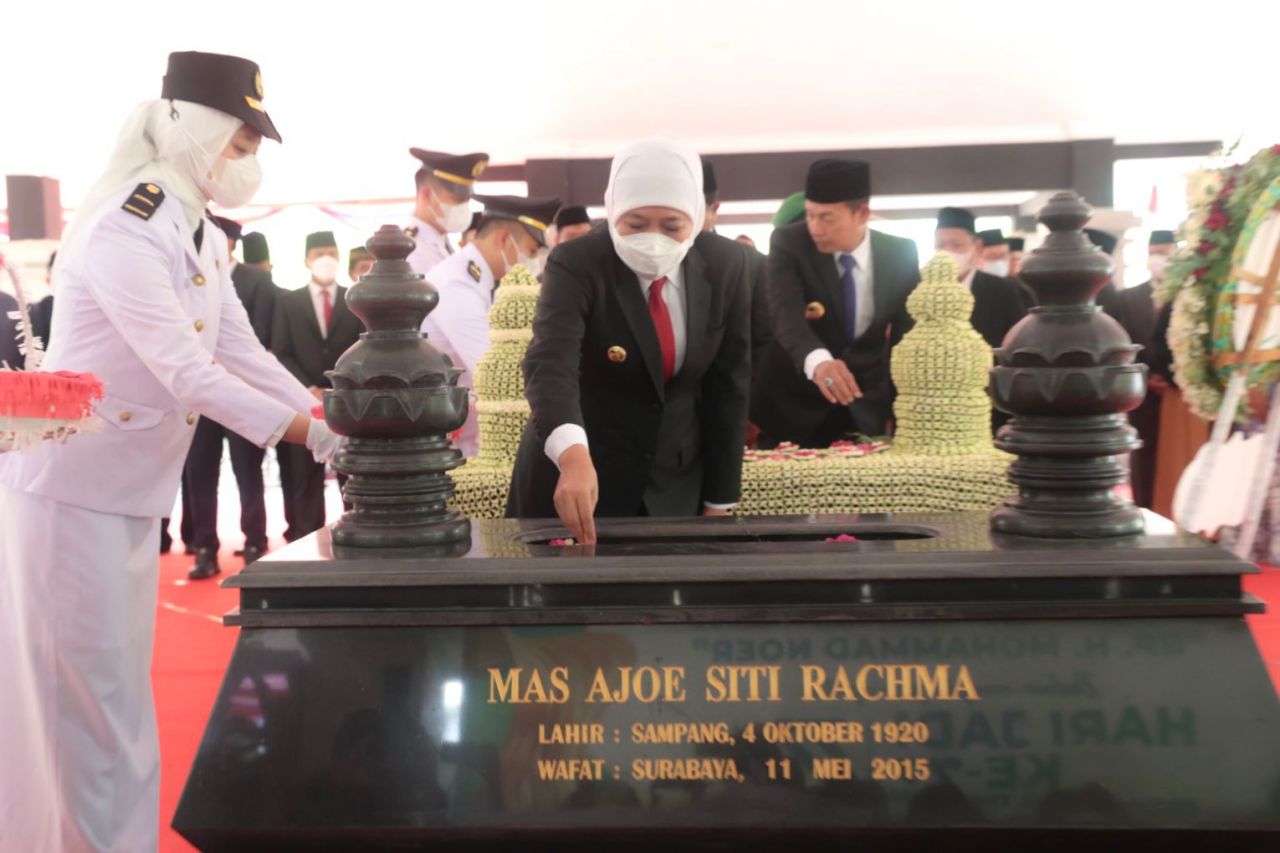 Gubernur Jawa Timur khofifah Indar Parawansa ziarah ke makam RMT Ario Soerjo (Gubernur Soerjo), hari ini Jumat (7/10)