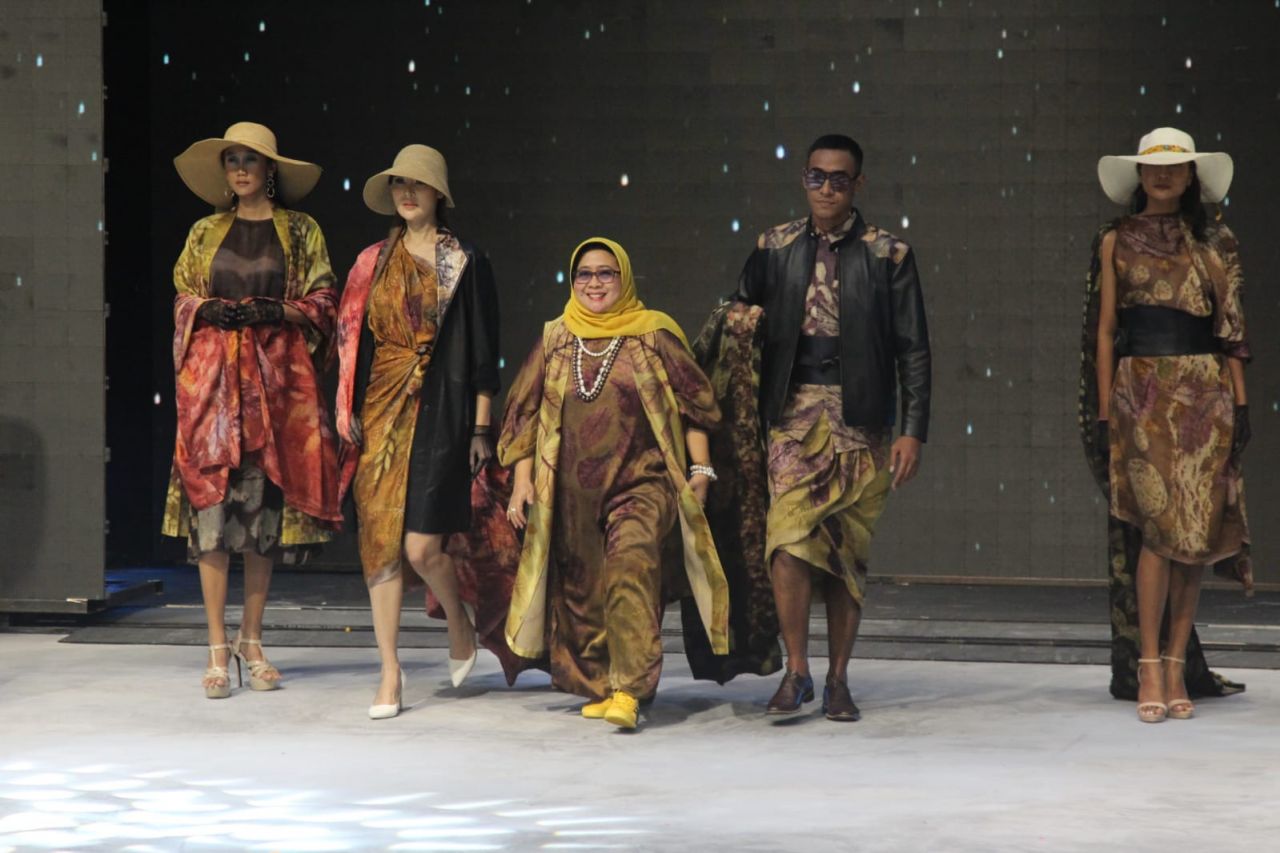 Surabaya Fashion Parade (SFD) 2022 Bersama Koleksi Namira Ecoprint
