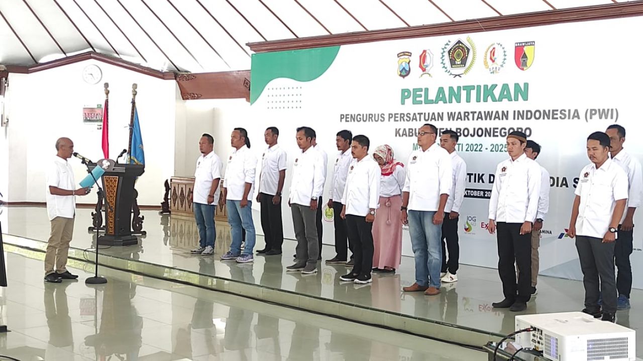 Pengurus Wartawan Indonesia (PWI) Kabupaten Bojonegoro periode 2022-2025 yang dipimpin M. Yazid resmi dilantik di Pendopo Pemkab Bojonegoro, Senin Pagi (10/10/2022).