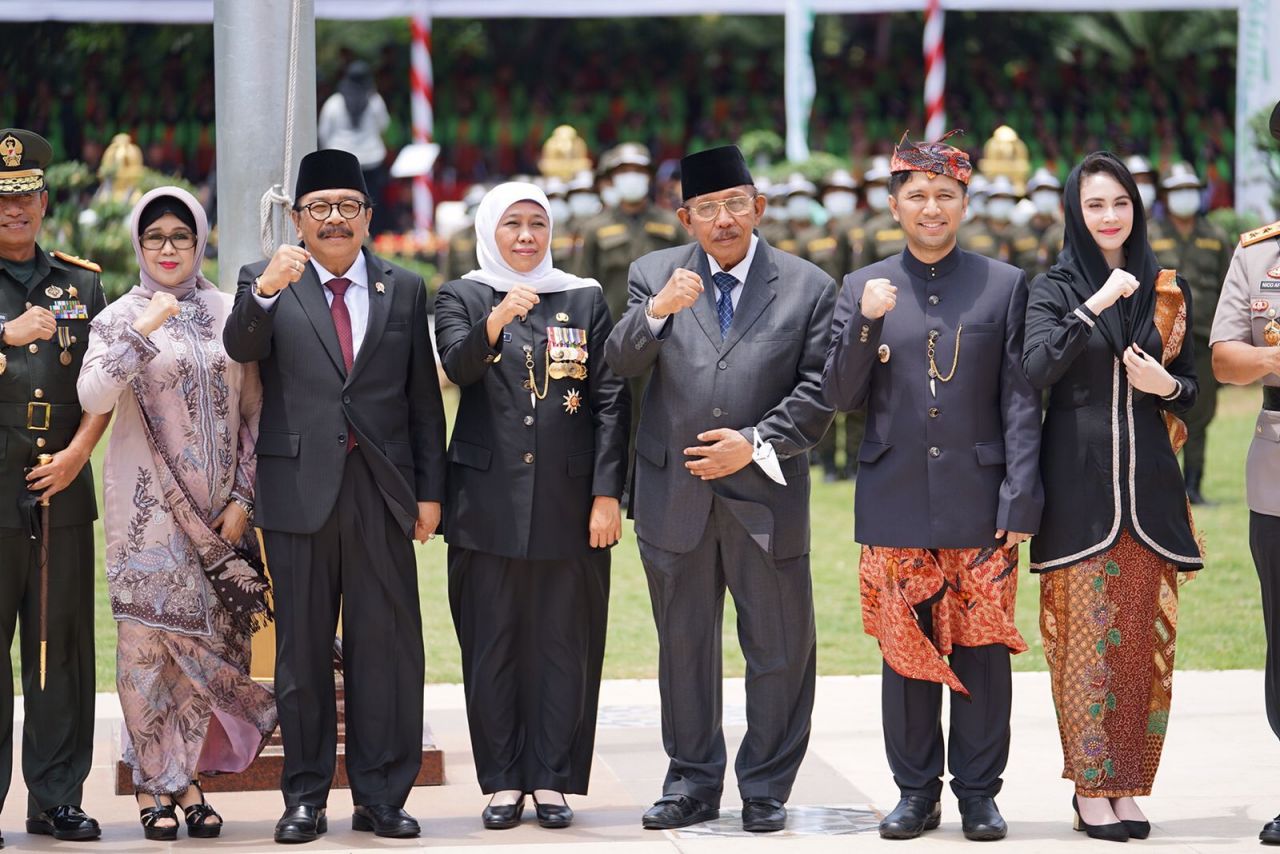 Gubernur dan wakil gubernur bersama pak dhe karwo dan pak imam utomo saat Peringatan HUT Jawa Timur ke-77, Rabu (12/10/2022)