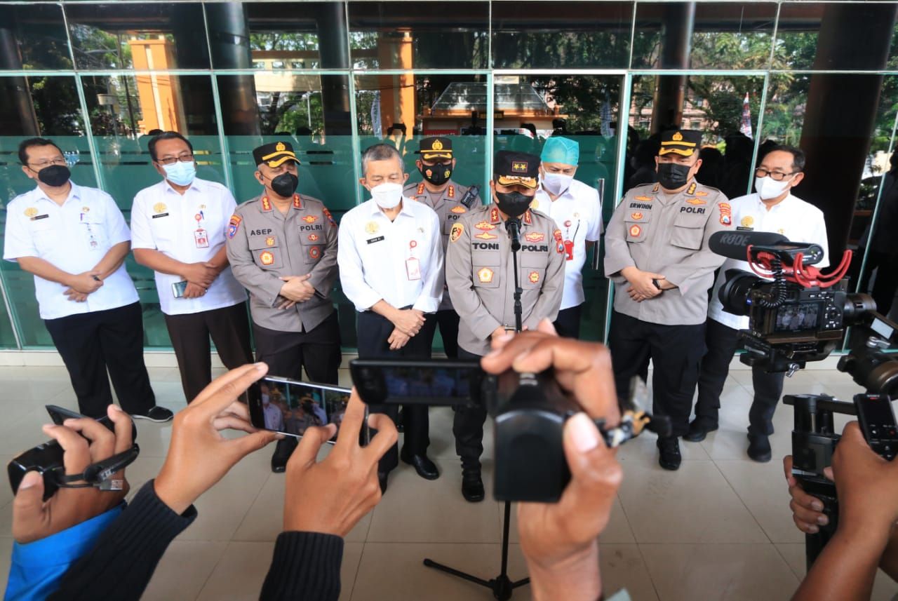 Usai Dilantik, Kapolda Jatim Ke RSSA Malang dan Takziyah Aremania Korban Tragedi Kanjuruhan