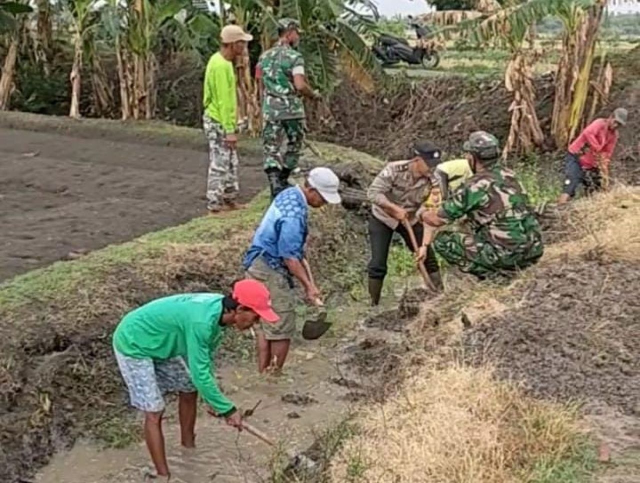 habinkamtibmas Desa Kebalan Kulon Kecamatan Sekaran AIPDA Priyanto membantu masyarakat di desa binaannya untuk membersihkan selokan, maupun saluran irigasi pertanian.