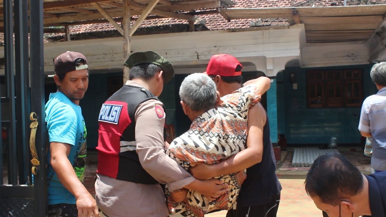 Proses Evakuasi Pasutri Lansia terjebak banjir tulungagung, Rabu (19/10)