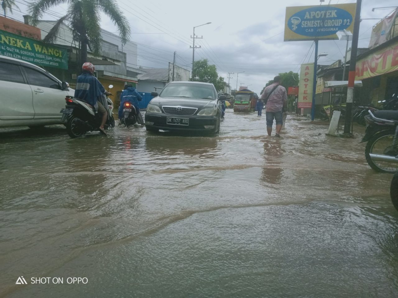 Banjir di Kecamataan Jenggawah Kabupaten Jember meluap dari Jalan raya 