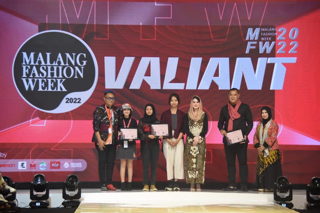 Malang Fashion Week (MFW) kembali digelar. Event yang dilaksanakan di Transmart MX Malang tersebut diselenggarakan mulai 26-30 Oktober 2022 mendatang.