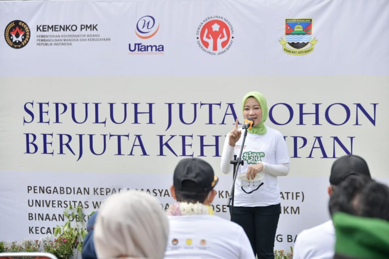 Atalia Ajak Masyarakat Tanam Pohon di Lahan Kritis