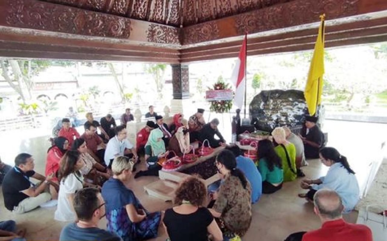 Bawa Spirit Bandung Sebanyak 33 Akademisi Dari 33 Negara Berziarah Ke Makam Bung Karno