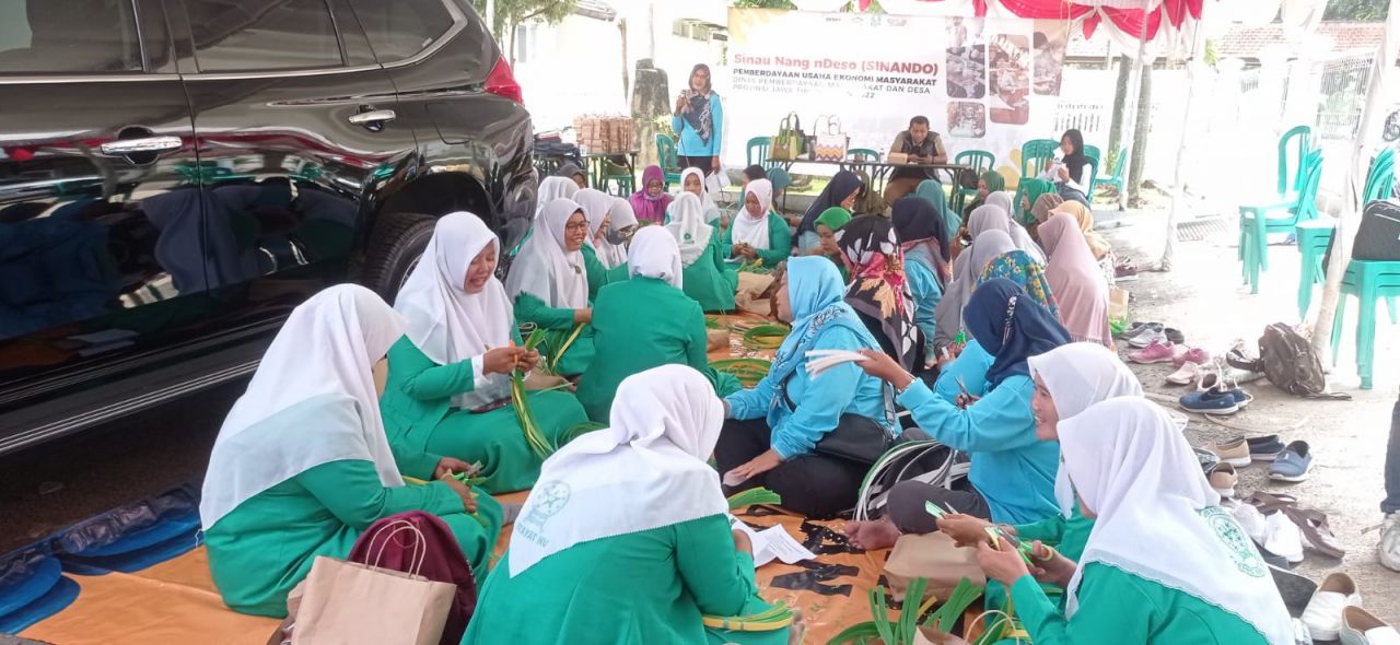 Sinando Latih Fatayat Dan Muslimat Produksi Tas Anyaman