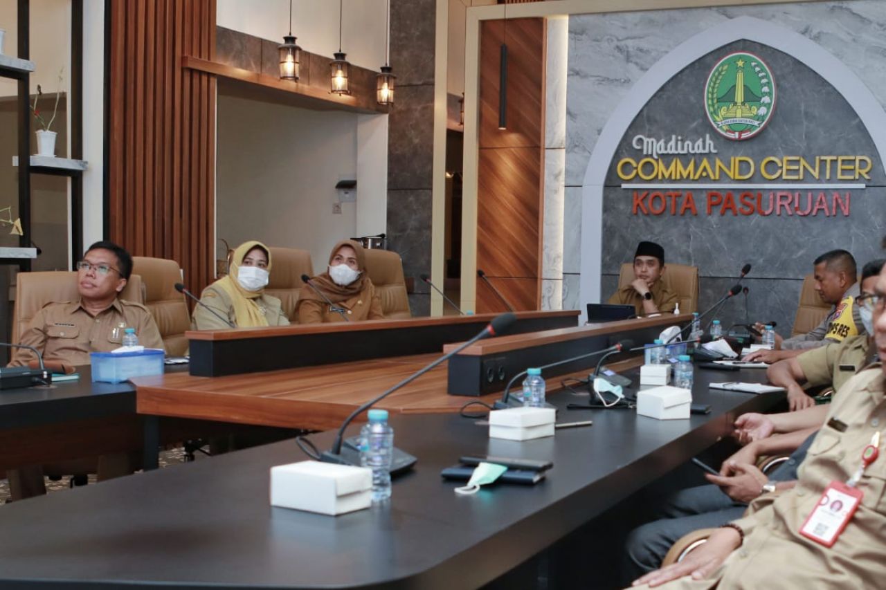  Wakil Wali Kota Pasuruan Adi Wibowo, S.TP., M.Si bersama kepala perangkat daerah terkait mengikuti rapat koordinasi pengendalian inflasi secara virtual dengan Kementerian Dalam Negeri (Kemendagri), Senin (31/10/2022) di Madinah Command Center. 