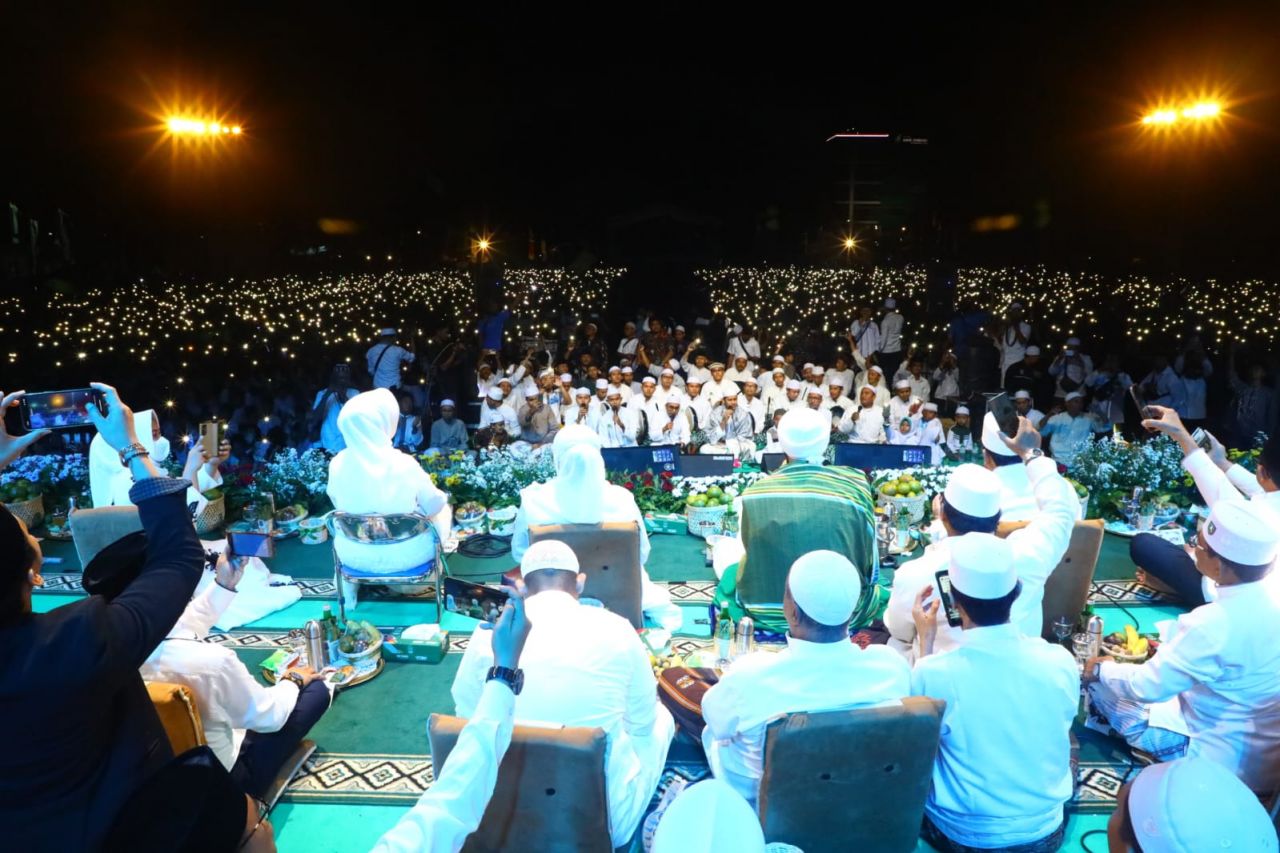 Acara Jatim Bersholawat 2022 dengan menghadirkan Habib Syech bin Abdul Qodir Assegaf, di Stadion Merdeka Kabupaten Jombang, Senin (31/10/2022) malam.