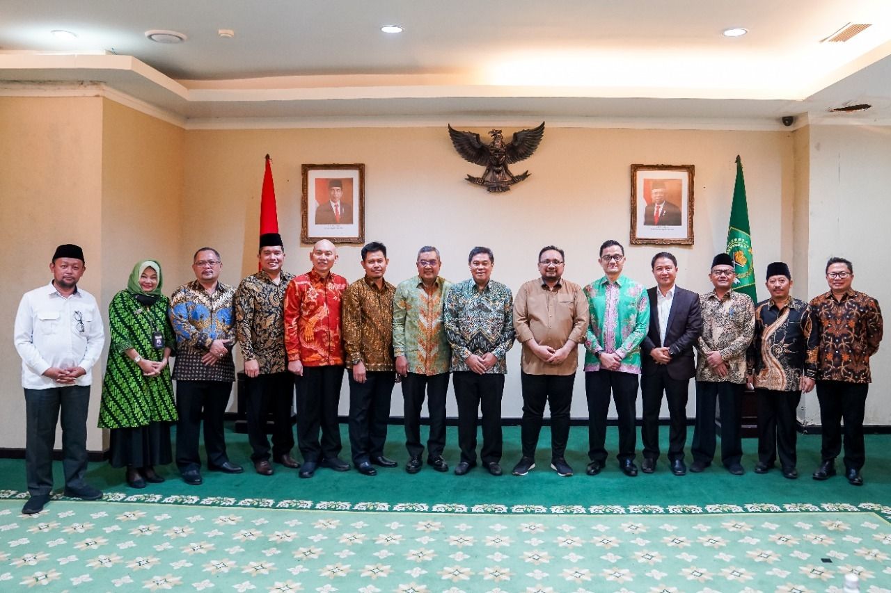 Jajaran pimpinan Badan Pengelola Keuangan Haji (BPKH) berkunjung ke kantor Kementerian Agama Republik Indonesia dan bertemu langsung dengan Menteri Agama, Yaqut Cholil Qoumas.Rabu (9/11)