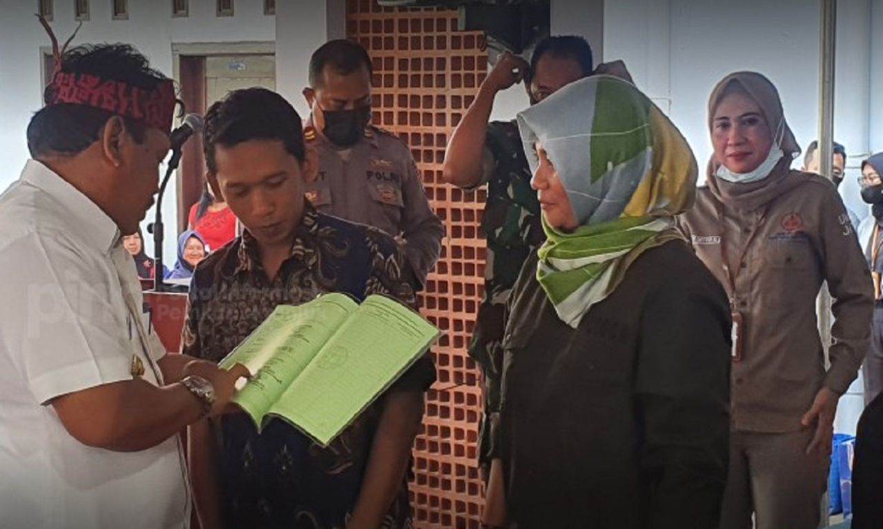 Plt Bupati Nganjuk Kembali Bagikan Sertifikat Program PTSL Tahun 2022 Untuk Warga