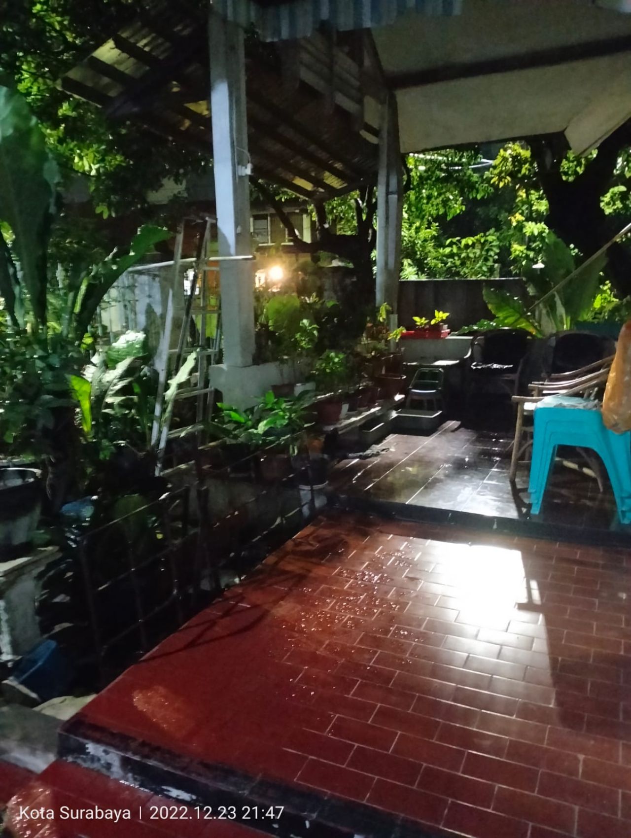 Melamun Di Emper Rumah