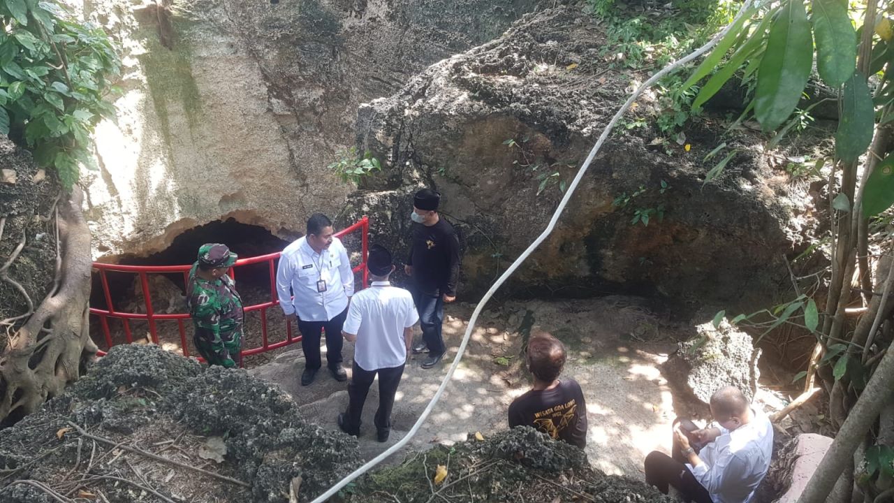  Kepala Dinas Pemberdayaan Masyarakat Desa (DPMD) Kabupaten Gresik meninjau lokasi wisata goa lowo gresik, Rabu (7/12).