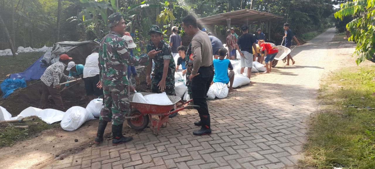 Banjir Terus Mengancam Tulungagung, Aparat Gotong Royong Pertebal Tanggul