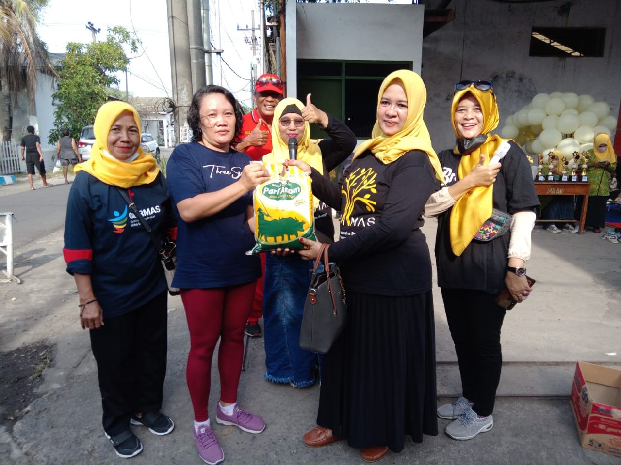 Keterangan Bendahara Asaimas sedasng memberikan hadiah