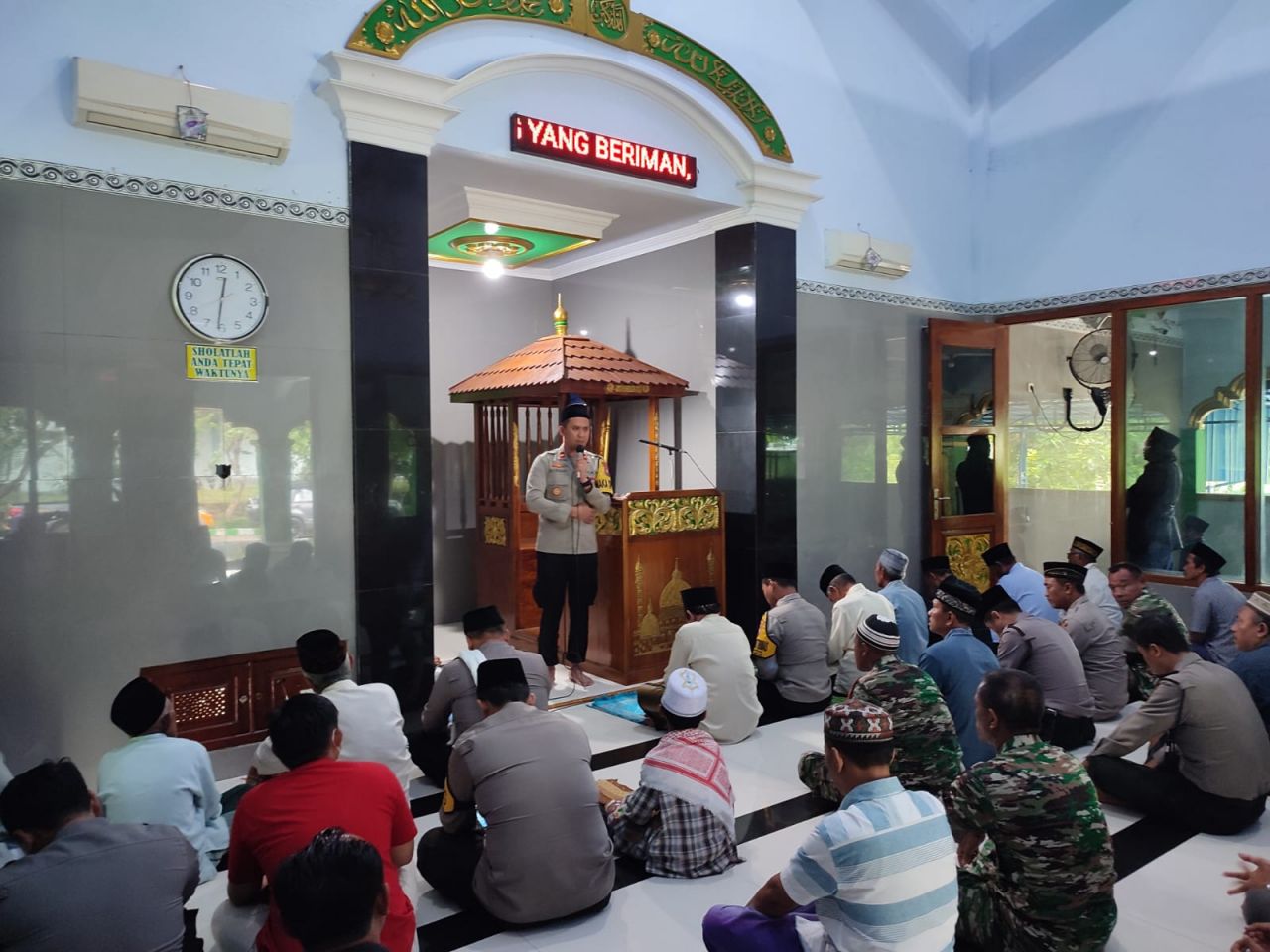 Kompol M. Asrori saat menggelar acara Jum'at Curhat di masjid Syech Sulukhi di Desa Wilangan, Nganjuk, acara digelar setelah kegiatan sholat Jum’at, Jum’at (30/12/2022). 
