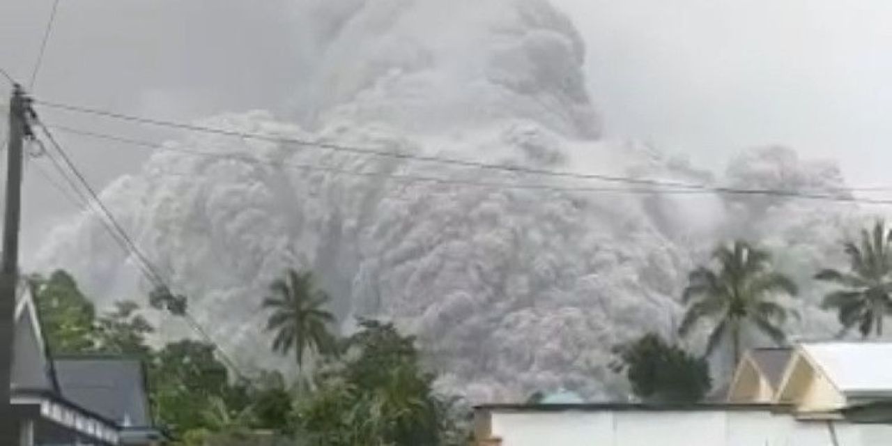 Erupsi Gunung Semeru Disertai Awan Panas, Wisatawan Diminta Menjauh