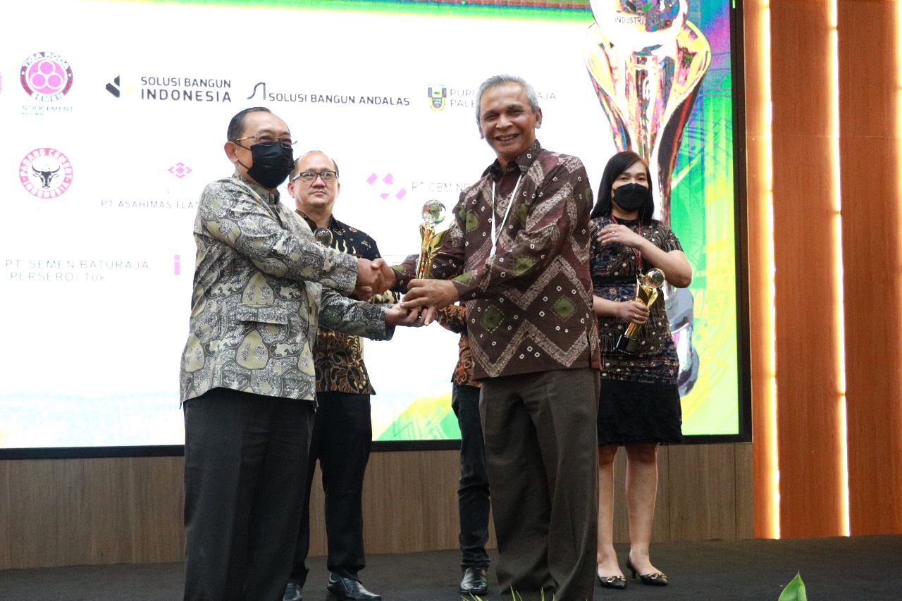 Direktur Utama PT Semen Padang, Asri Mukhtar (kanan) menerima trofi penghargaan dari Plt. Direktur Jenderal Industri Kimia, Farmasi dan Tekstil (IKFT) Kemenprin, Ignatius Warsito (Kiri) pada acara Penganugerahan Penghargaan Industri Hijau di Jakarta, Jumat (25/11).