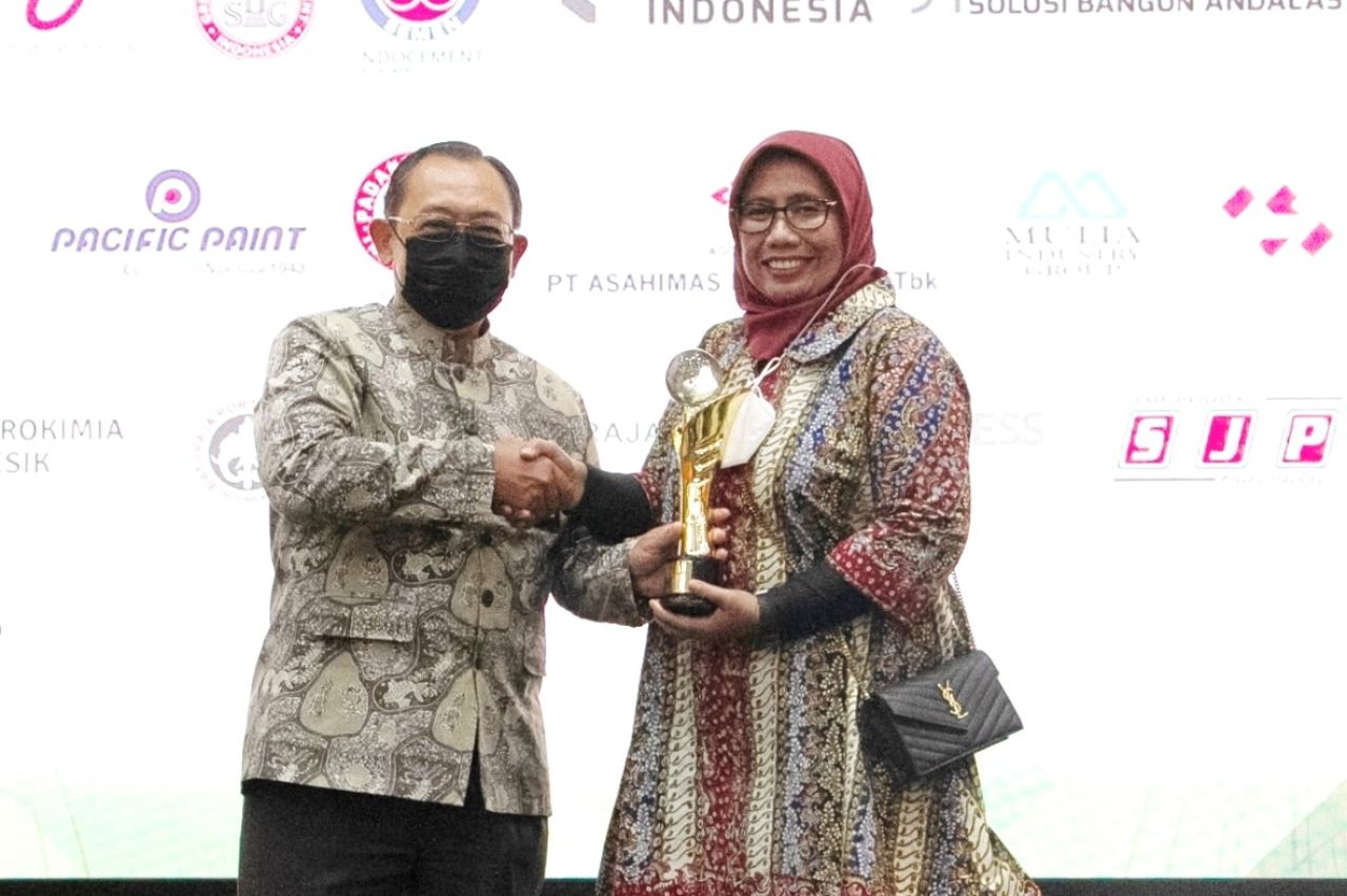 Direktur Produksi Semen Gresik, Reni Wulandari (kanan) menerima trofi penghargaan dari Plt. Direktur Jenderal Industri Kimia, Farmasi dan Tekstil (IKFT) Kemenprin, Ignatius Warsito (Kiri) pada acara Penganugerahan Penghargaan Industri Hijau di Jakarta, Jumat (25/11).