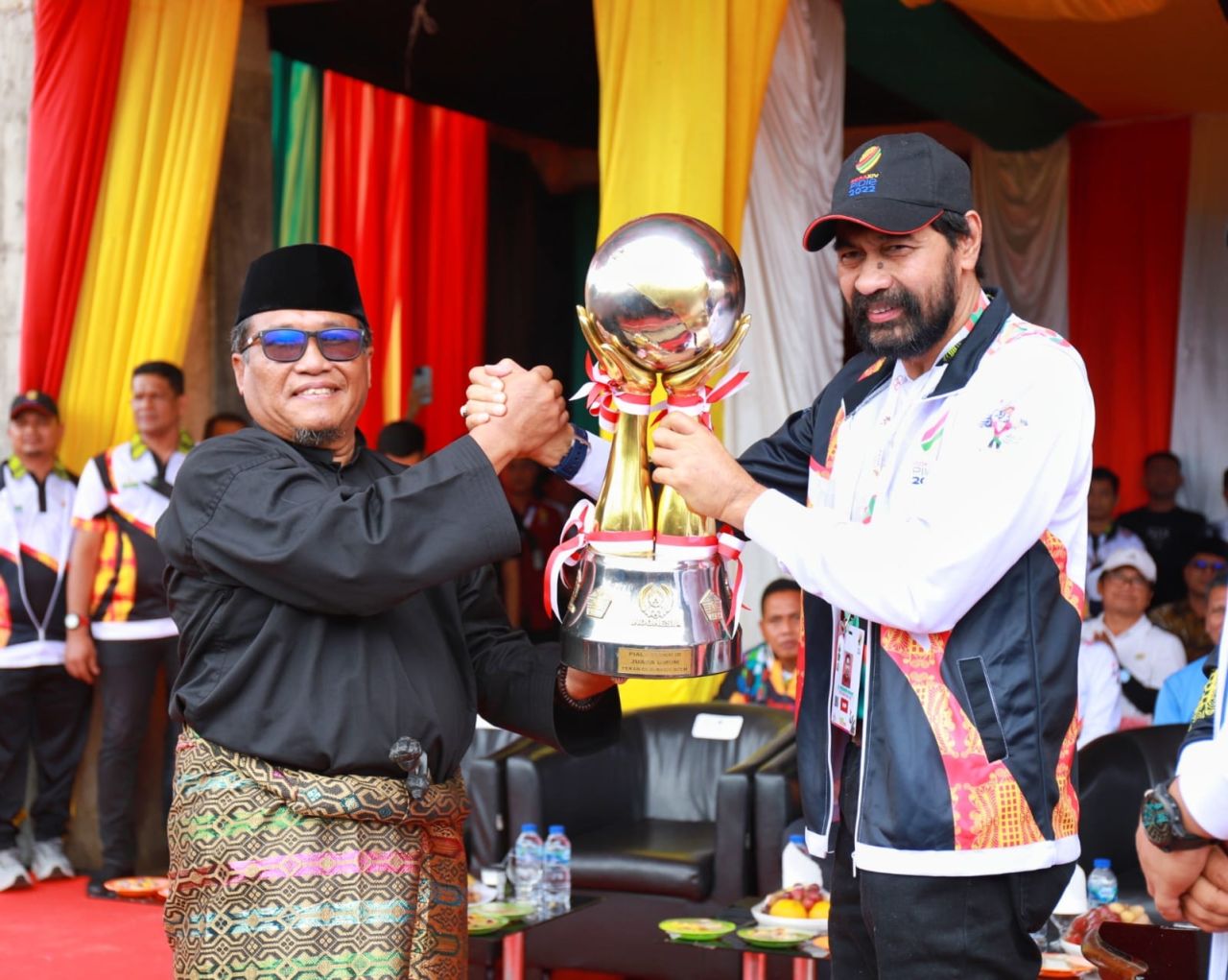 Pj Bupati Aceh Ir Wahyudi Adisiswanto bersama ketua KONI Aceh H Muzakir Manaf memegang Piala Bergilir Juara Umum PORA saat pembukaan PORA ke XIV