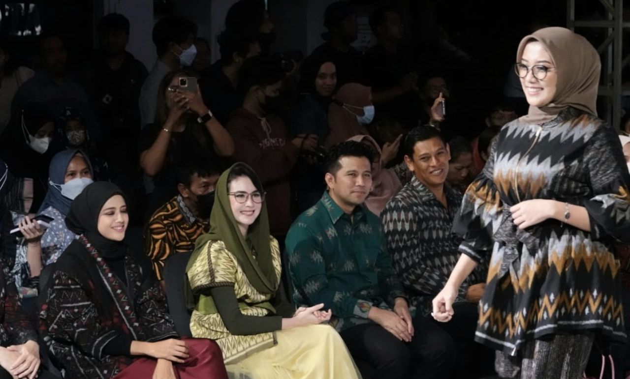 Dhoho Street Fashion, Tenun Ikat Banjar Kidul Kediri Perlu Segera Di Patenkan.