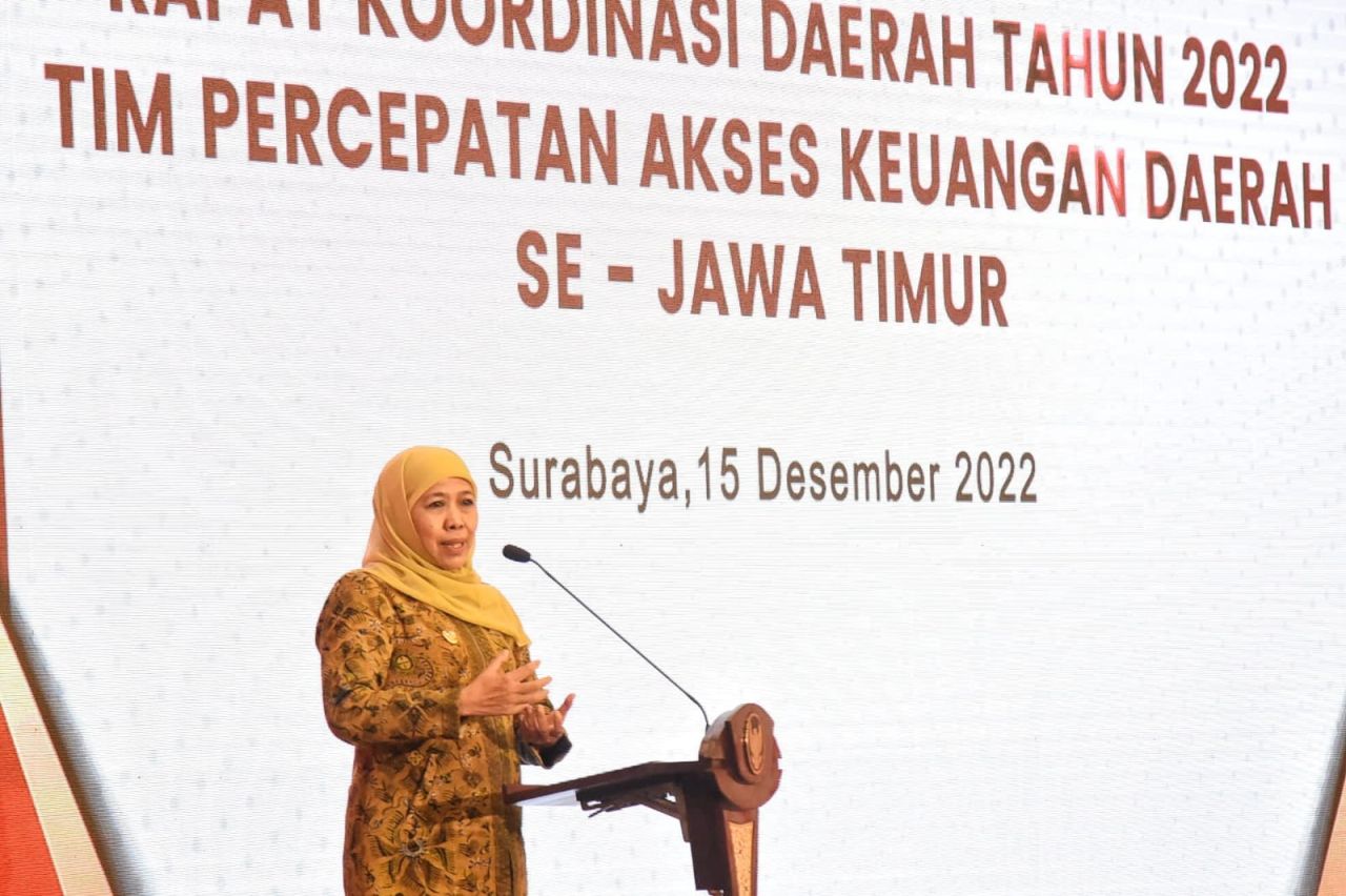 Gubernur Jawa Timur Khofifah Mengukuhkan 7 Tim Percepatan Akses Keuangan Daerah