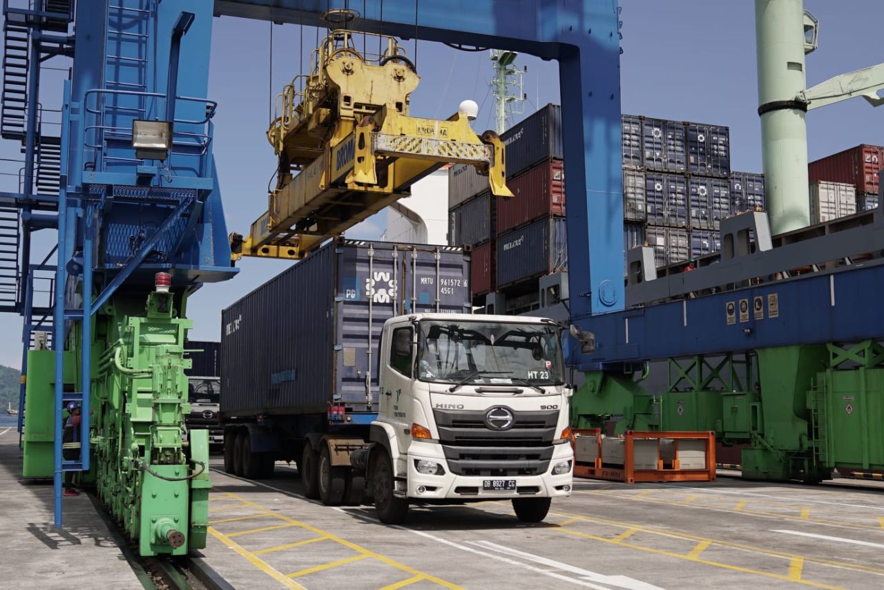 Terminal Peti Kemas Tetap Beroperasi Normal Saat Nataru