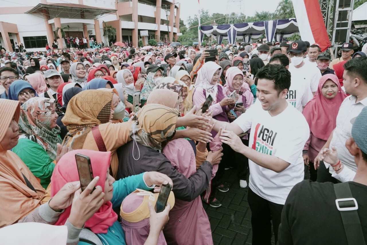 Emil Dardak Mlaku Bareng Ribuan Guru di Magetan