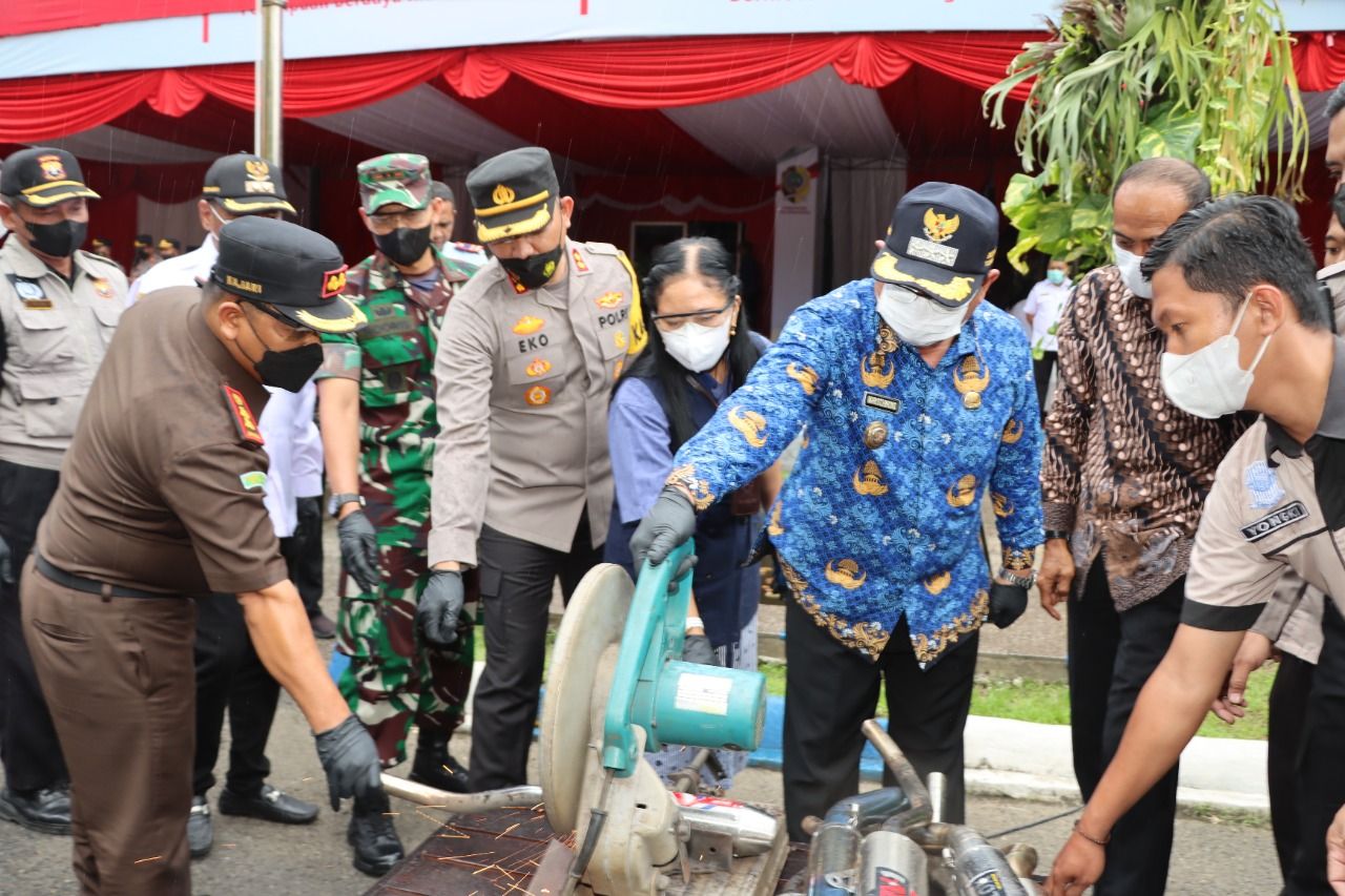 Forkopimda Bersama Polres Tulungagung Musnahkan Ribuan Botol Miras