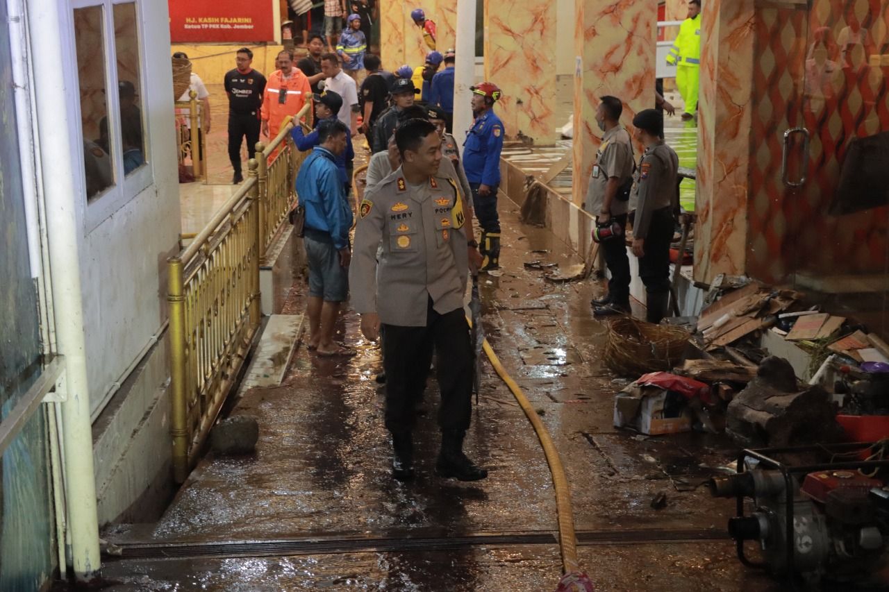 Banjir Melanda Kampung Ledok  Kaliwates Jember