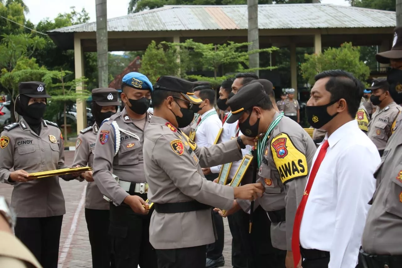 Kapolres Nganjuk Beri Penghargaan kepada Anggotanya Yang Berprestasi