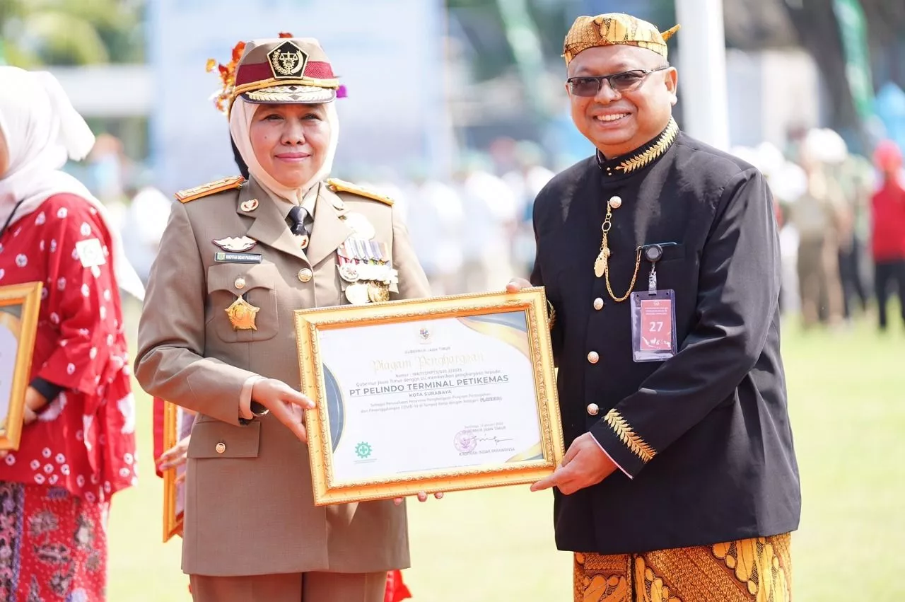 Pelindo Terima Penghargaan Gubernur Jatim