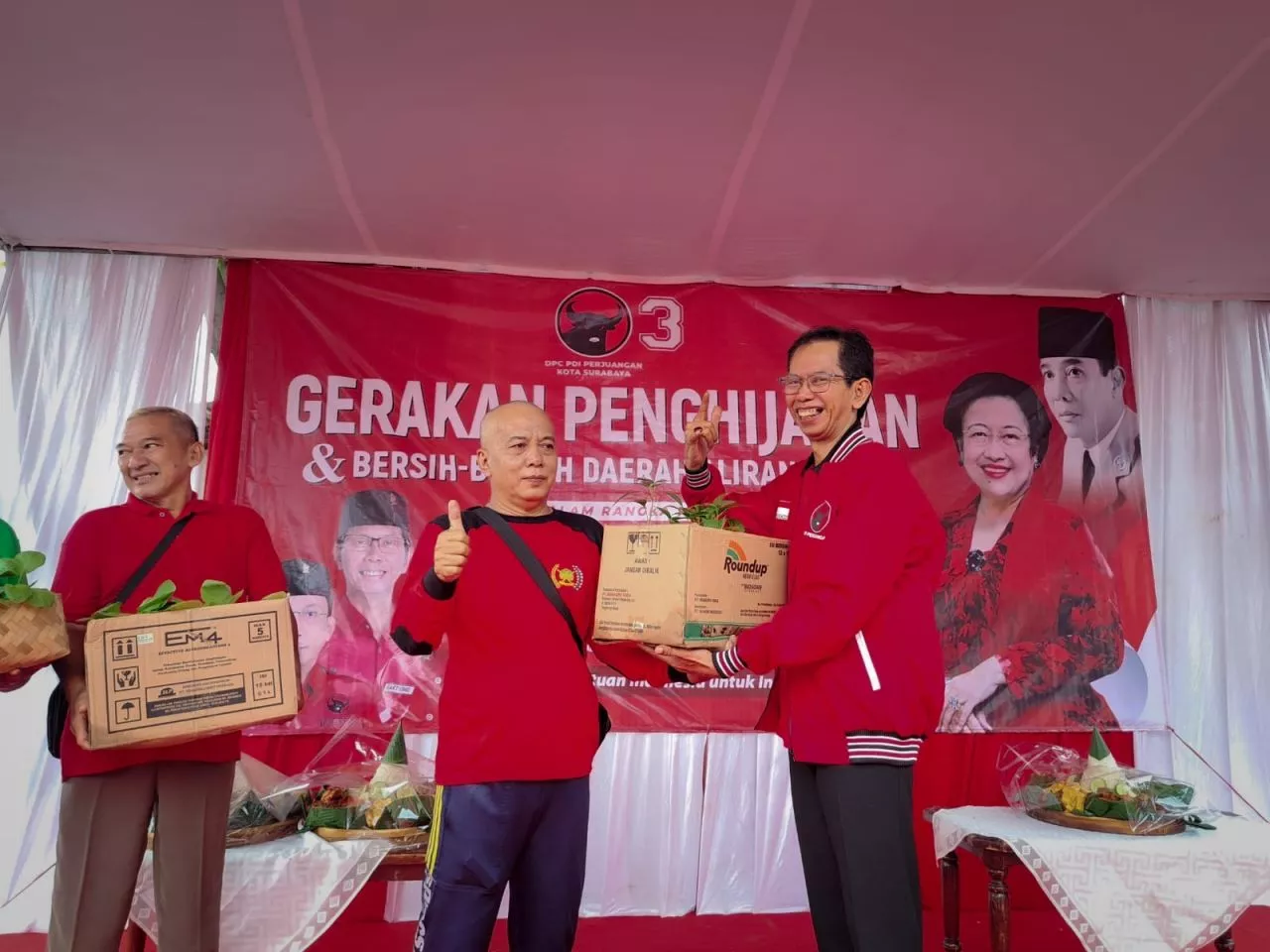 Rawat Kehidupan, PDIP Surabaya Tanam Pohon dan Bersih-Bersih Daerah Aliran Sungai