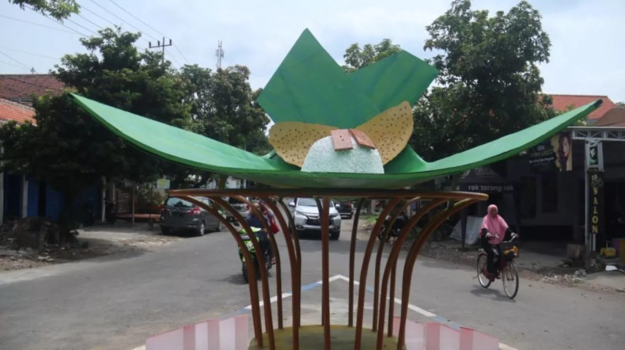 Tugu Pecel Bikin Kangen Sensasi Pecel Stasiun Kertosono