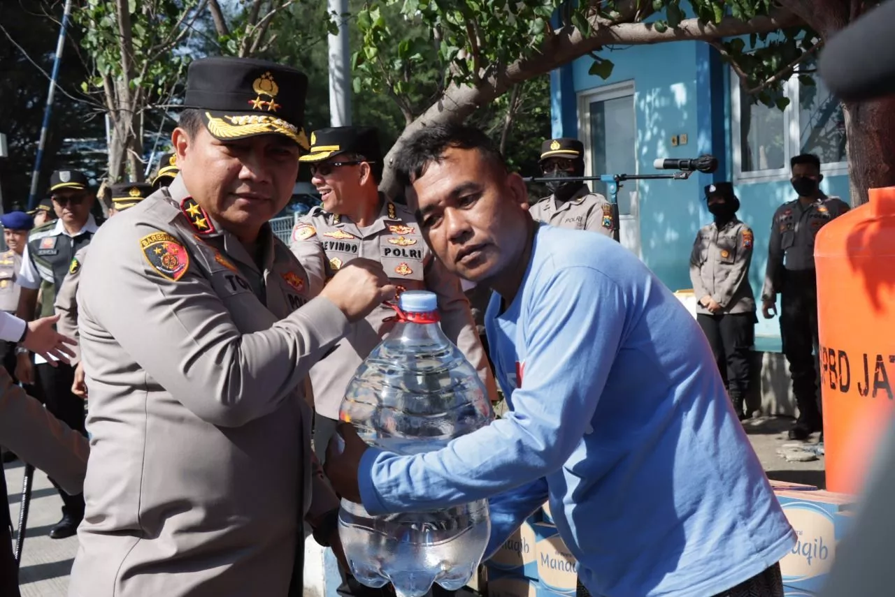 Pipa PDAM Bocor Diterjang Badai, Polda Jatim Kirim Air Mineral Untuk Warga Pulau Gili Ketapang