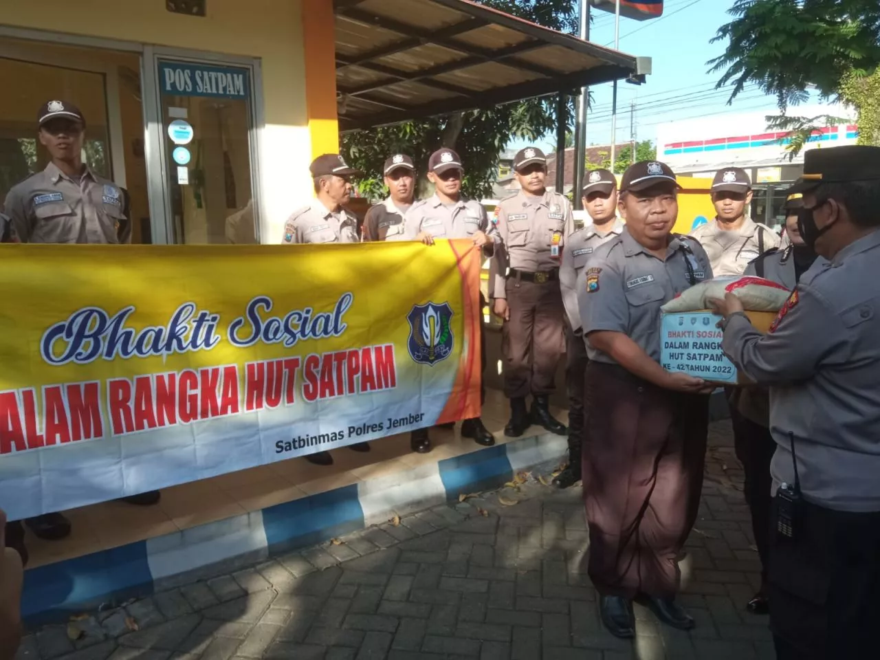 Polres Jember Berbagi Ratusan Paket Sembako untuk Warga dan Satpam