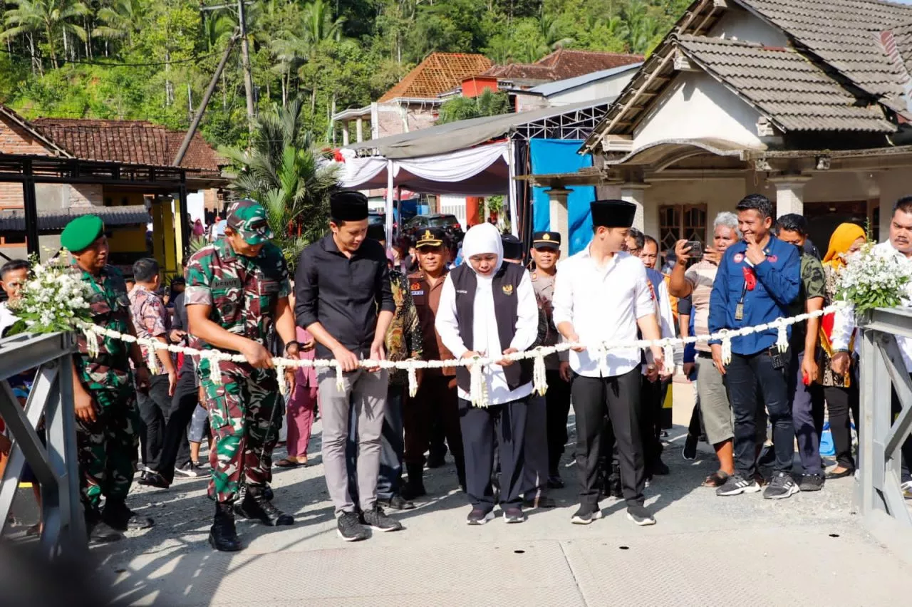 Jembatan Bailey Menuju Desa Wisata Durian Sawahan Trenggalek Diresmikan Gubernur