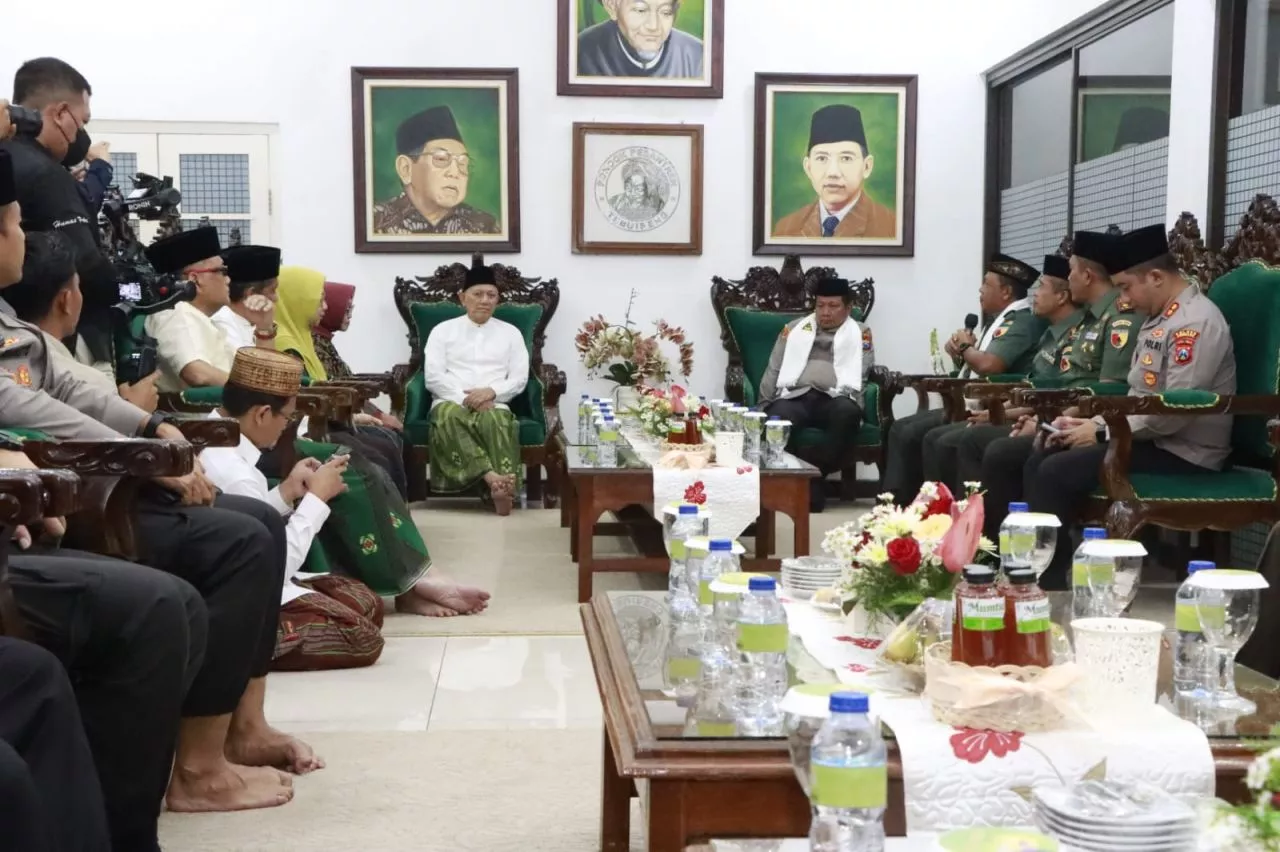Kapolda Jatim Dan Pangdam V Brawijaya Ziarah Makam Pendiri NU Di Jombang
