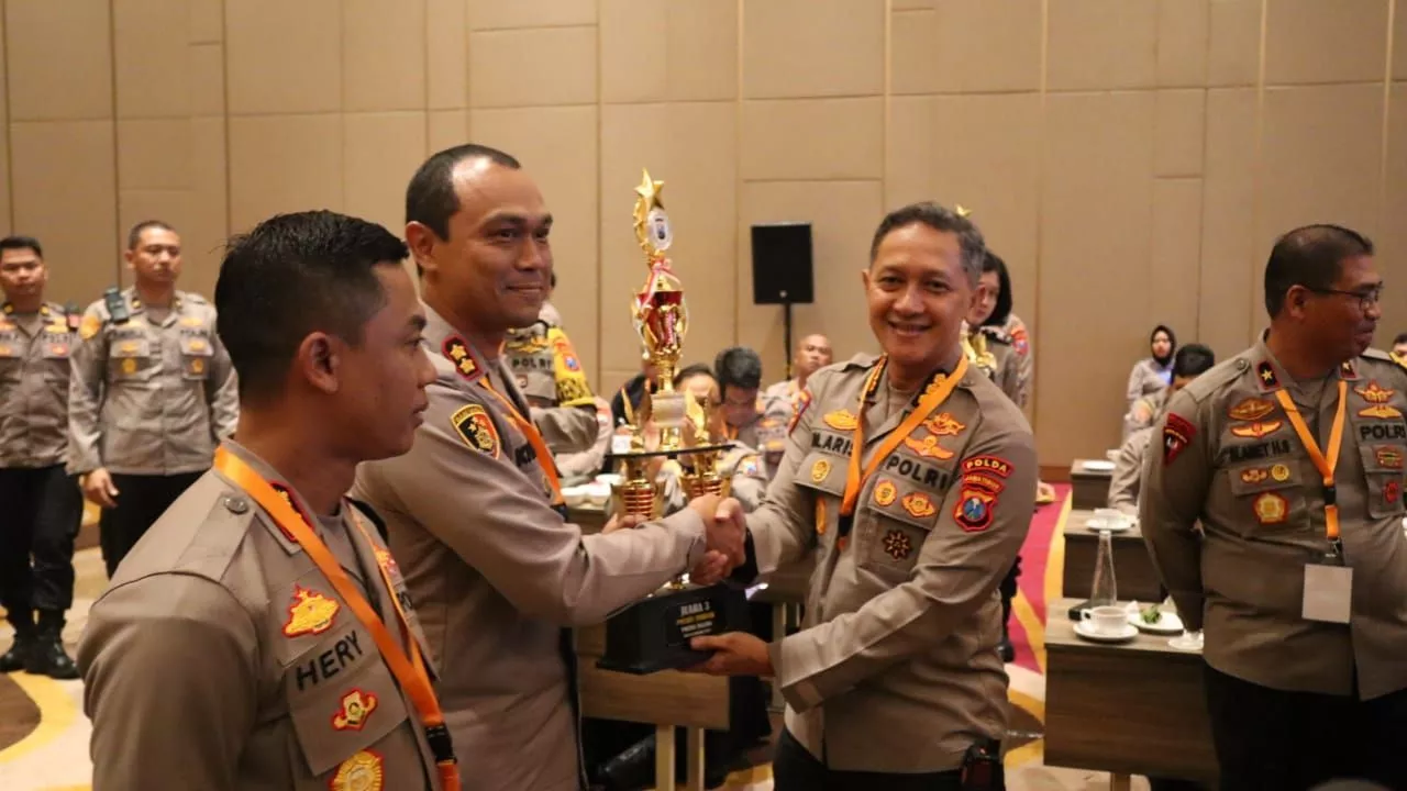 Anev Kamtibmas, Kapolres Malang Terima Penghargaan Dari Kapolda Jatim