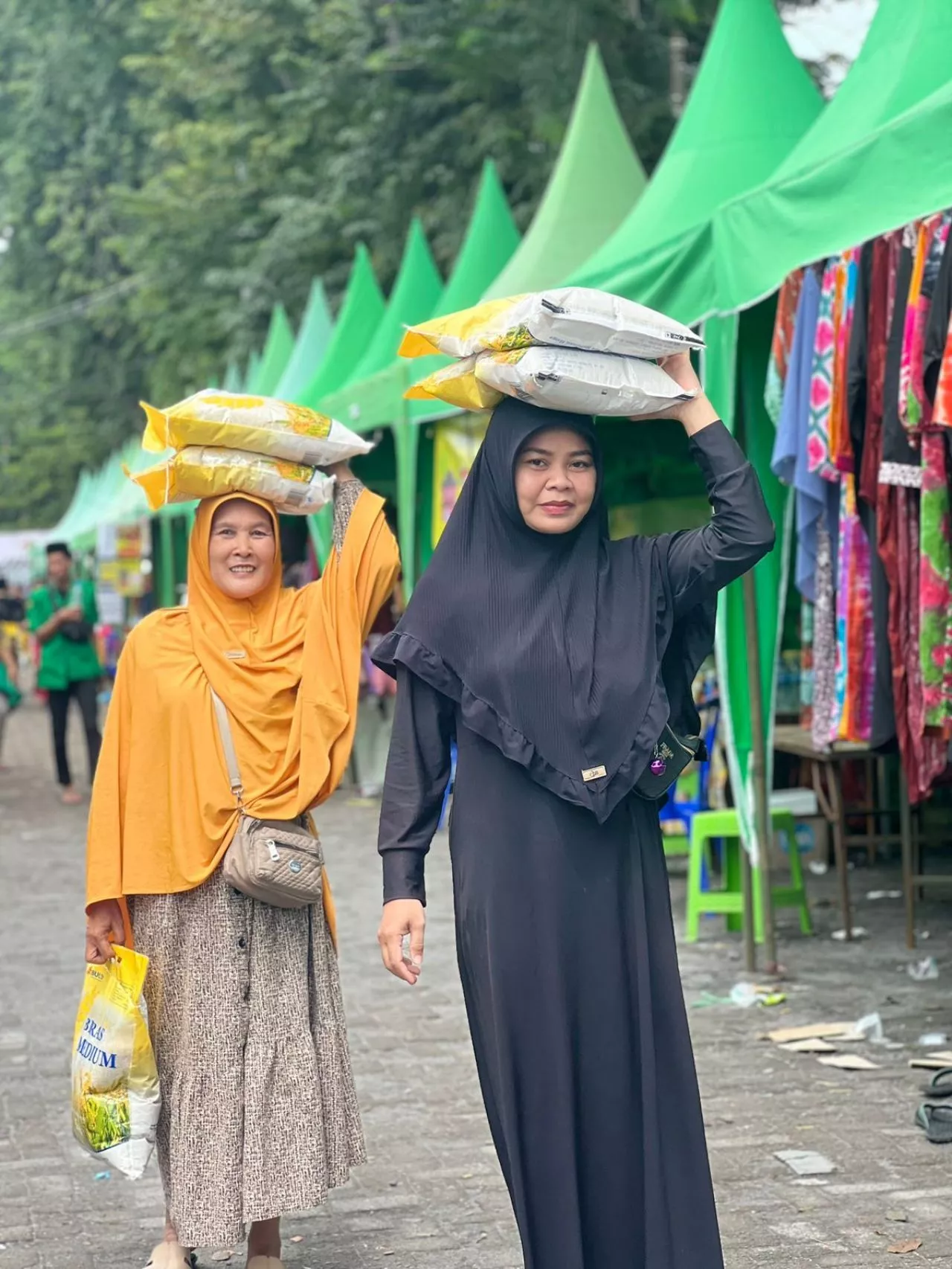 Dijual Dibawah HET, 16 Ton Beras Berkualitas Ludes Diborong Warga