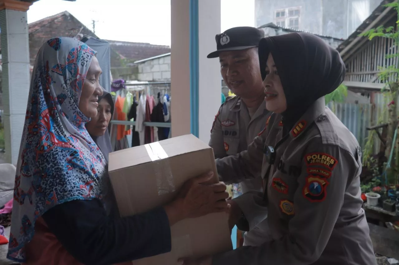Polisi Kembali Berikan Bantuan Kepada Keluarga Aremania di Jember