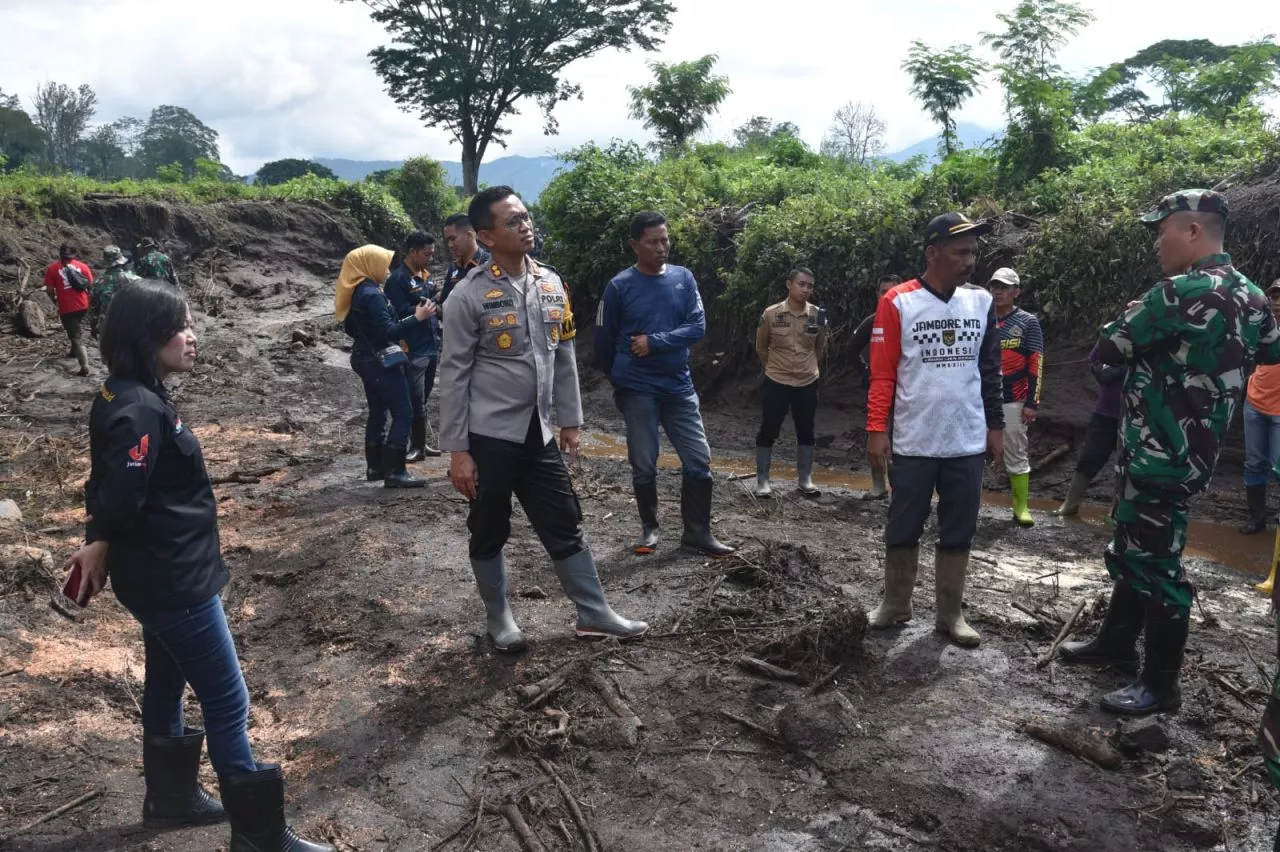 Aparat Gabungan TNI-Polri Bersama Masyarakat Bersihkan Material Sisa Banjir Ijen Bondowoso