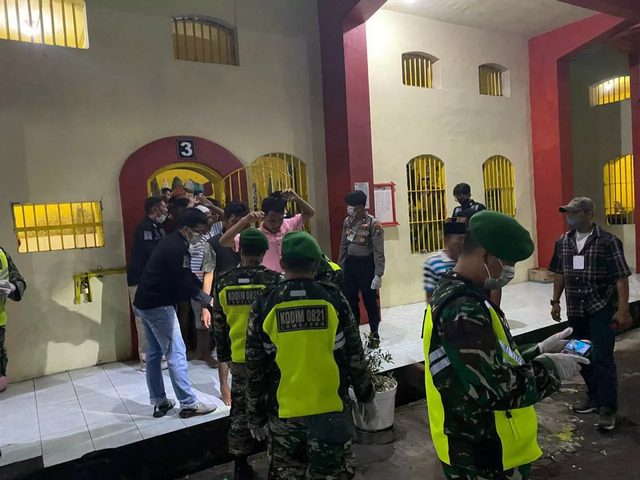 Petugas Gabungan Gelar Razia di Lapas Kelas II B Lumajang